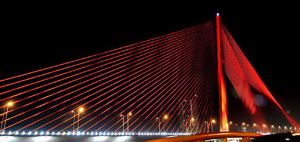 Cầu Trần Thị Lý lung linh khi thành phố lên đèn.