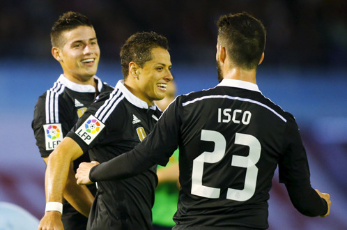 Chicharito (giữa) chia vui với Isco và James sau khi ghi bàn - Ảnh: Reuters