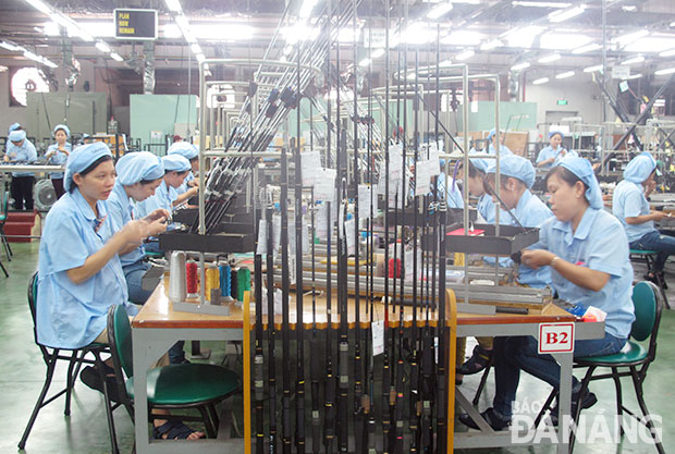 Công nhân Công ty TNHH Daiwa Việt Nam thi đua lao động sản xuất.