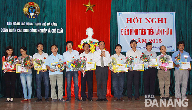 Anh Ngọc (thứ 6, trái qua) nhận khen thưởng tại Hội nghị điển hình tiên tiến năm 2015.