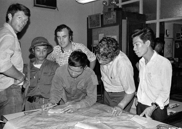 Nhà báo Peter Arnett (thứ ba, từ trái sang) cùng các đồng nghiệp Matt Franjola (trái) và George Esper (thứ hai, từ phải sang) đã có mặt tại Sài Gòn vào ngày 30-4-1975. (Ảnh chụp ngày 30-4-1975).     						Ảnh: AP