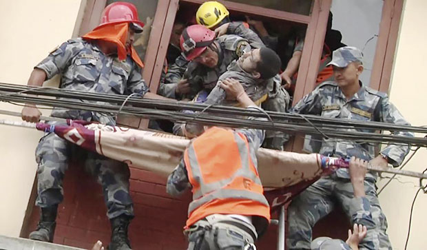 Lực lượng cứu hộ đưa người bị thương ra khỏi một tòa nhà bị phá hủy ở Kathmandu ngày 26-4.                                          Ảnh: AP