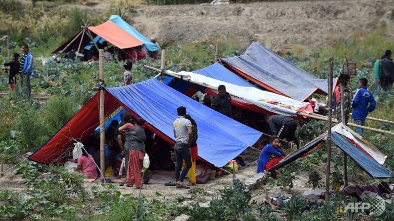 Nhiều người dân Nepal đã phải dựng tạm lều để tránh mưa, sau thảm họa động đất 7,8 độ Richter hôm thứ Bảy (25-4-2015). Ảnh: AFP