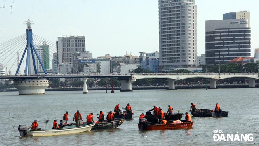 Lực lượng Bộ đội Biên phòng thành phố kiểm tra khu vực thoát hiểm trên sông.