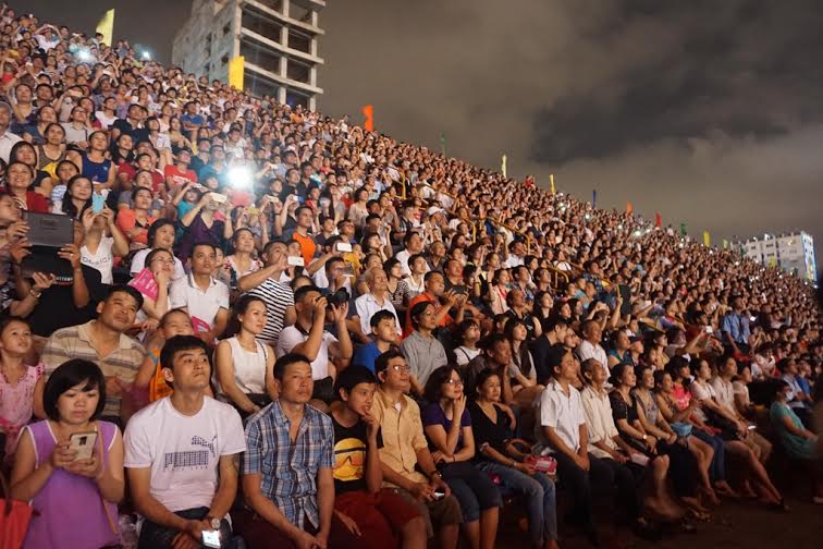 Khán giả say sưa ngắm nhìn pháo hoa rực sáng bầu trời đêm Đà Nẵng