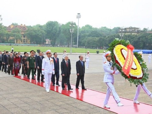 Đoàn đại biểu lãnh đạo Đảng, Nhà nước đến đặt vòng hoa và vào Lăng viếng Chủ tịch Hồ Chí Minh. Ảnh: TTXVN