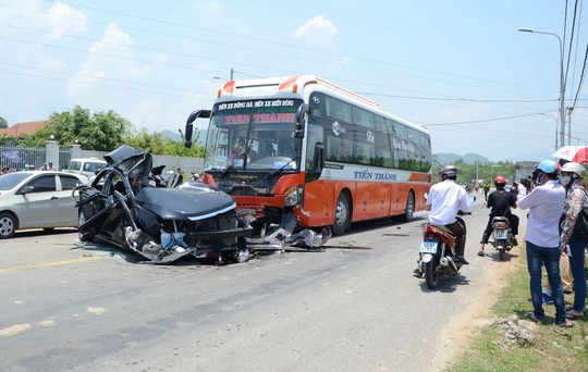 Xe khách đã chạy với tốc độ 85 km/h khi va chạm với xe con, khiến 6 người thiệt mạng tại đường tránh Nam Hải Vân (Đà Nẵng). Ảnh: NLĐ