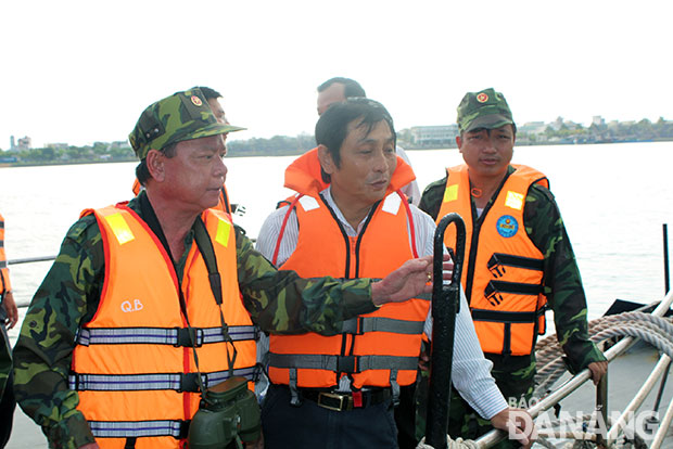 Đại tá Nguyễn Quốc Bình (trái) chỉ đạo lực lượng diễn tập phòng chống lụt bão, tìm kiếm cứu nạn trên sông, biển năm 2015.