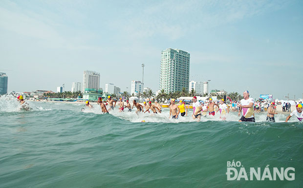 Các hoạt động thể thao biển mang tính cộng đồng luôn thu hút nhiều người tham gia. 