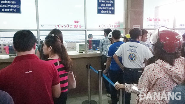 Người dân xếp hàng mua vé ở ga Đà Nẵng.