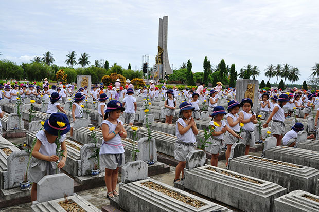 Các cháu Trường mầm non Hồng Nhung đến thăm nghĩa trang liệt sĩ.