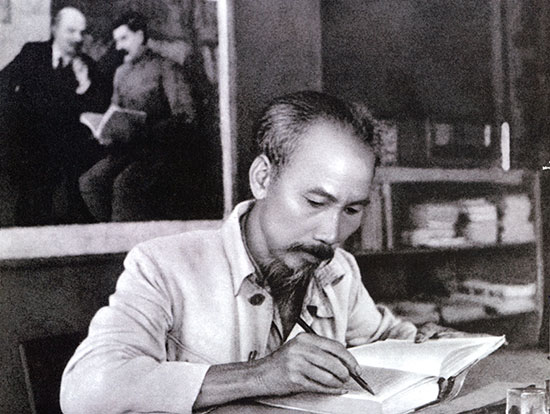 Chủ tịch Hồ Chí Minh trong phòng làm việc của Người tại căn cứ địa Việt Bắc (1951). 