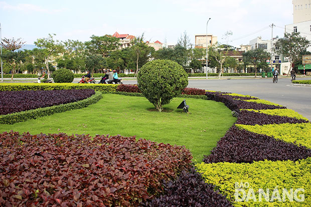 Những đảo giao thông nhiều sắc màu đã tạo nên cảnh quan tươi mát, môi trường thân thiện cho Đà Nẵng. TRONG ẢNH: Đảo giao thông ở giao lộ 3 Tháng 2 và Nguyễn Tất Thành.
