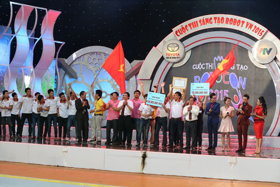 Ban Tổ chức trao các giải thưởng trong đêm chung kết.