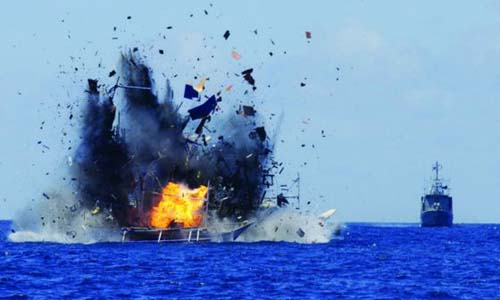 Hải quân Indonesia phá hủy một tàu đánh cá nước ngoài ở gần Bắc Sulawesi hôm qua. Ảnh: Reuters