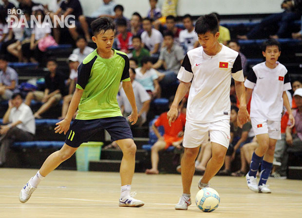Chiến thắng 5-3 trước THCS Trưng Vương (áo trắng) giúp đội THCS Lê Lợi (áo xanh) mở ra hy vọng đi tiếp rất lớn.