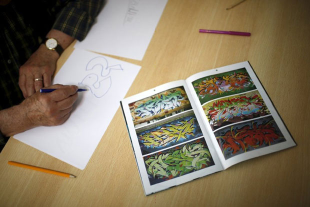 Đầu tiên, những người cao niên tham gia lớp học để hiểu về nghệ thuật Graffiti, kỹ thuật tạo mẫu và thực hành.