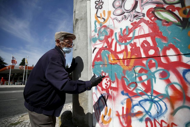 Tuổi tác không thể ngăn cản đam mê. Ông Hugo, 85 tuổi vẫn hăng say dùng bình sơn xịt thực hành Graffiti.