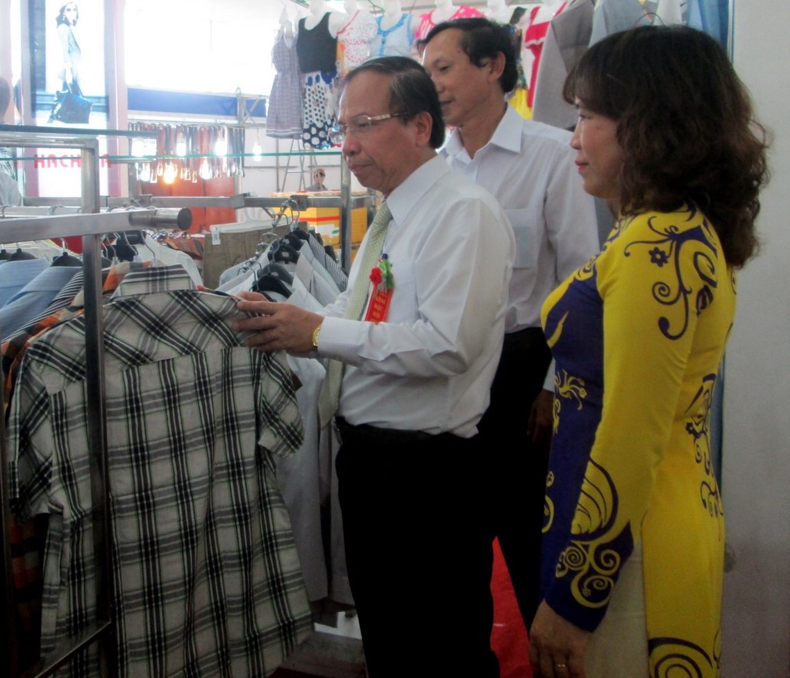 Phó Chủ tịch Thường trực UBND thành phố Võ Duy Khương tham quan gian hàng của Công ty CP Dệt May 29-3.