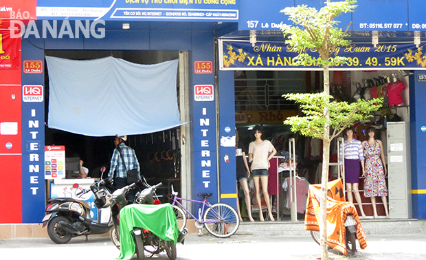Mặt phố chuyên doanh Lê Duẩn đang xuất hiện nhiều kiểu che nắng nhếch nhác.