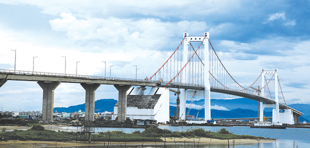 Cầu Thuận Phước-cầu treo dây võng dài nhất Việt Nam góp phần thúc đẩy kinh tế biển, du lịch của thành phố. (ảnh tư liệu)