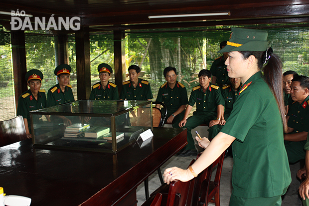Cán bộ, chiến sĩ lực lượng vũ trang thành phố tham quan Bảo tàng Hồ Chí Minh - chi nhánh Quân khu 5. 
