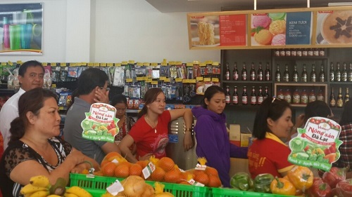  Shoppers at the Vinmart+ convenience store on 53 Phan Dang Luu Street