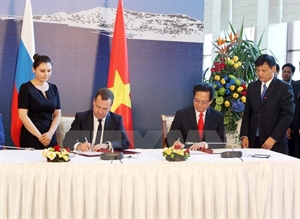 Prime Minister Nguyen Tan Dung (front, right) signs the FTA with the EAEU leaders. Russian PM Dmitry Medvedev is on the left (Photo: VNA)