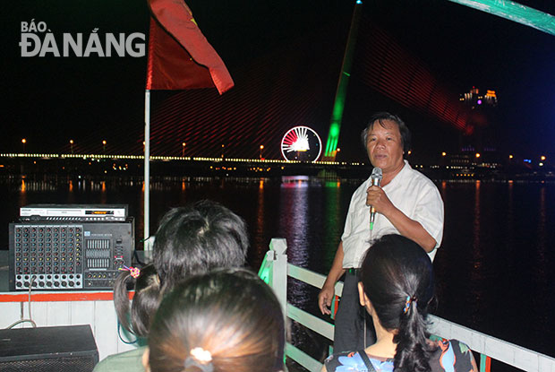 Thuyền trưởng, ngư dân Đặng Hòa đang say sưa giới thiệu những thông tin về Đà Nẵng cho khách đi tàu Hàn Giang.