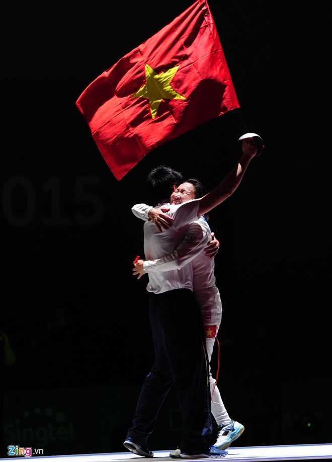 Trong khi đó, sau trận chung kết nội dung kiếm ba cạnh nữ, Trần Thị Len ăn mừng chiến thắng cùng huấn luyện viên.