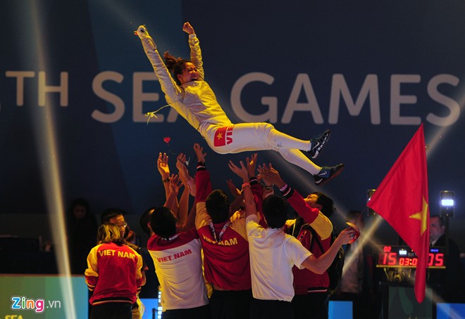 Nguyễn Thị Lệ Dung nhận được sự chúc mừng nồng nhiệt của các vận động viên trong Đoàn Thể thao Việt Nam tại SEA Games 28. 