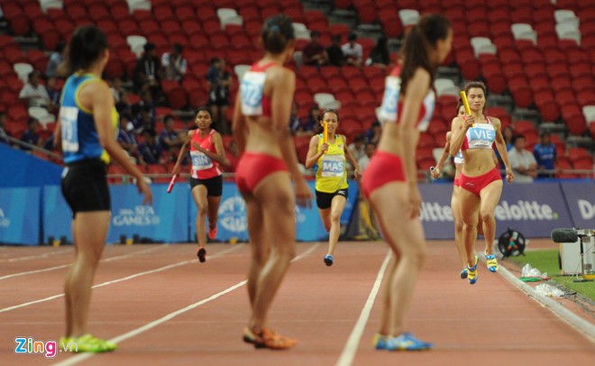 Nguyễn Thị Oanh là người chạy đầu tiên của đội tuyển nữ Việt Nam. Cô gái 19 tuổi đã mang lại lợi thế rất lớn cho các đồng đội khi về nhất 400 m đầu tiên với thành tích 53 giây 49.