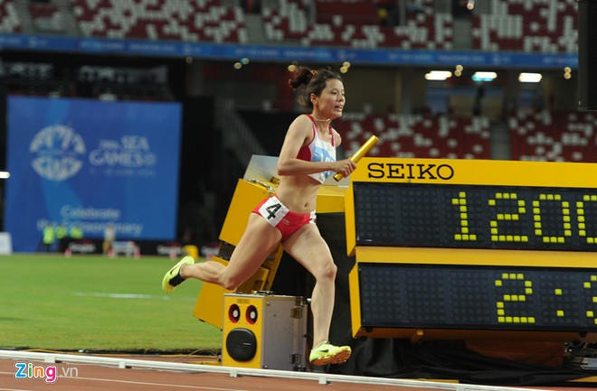 Nguyễn Thị Huyền là người chạy cuối cùng. Nhà tân vô địch SEA Games 28 nội dung 400 m rào nữ băng băng tiến về đích với tốc độ chóng mặt.