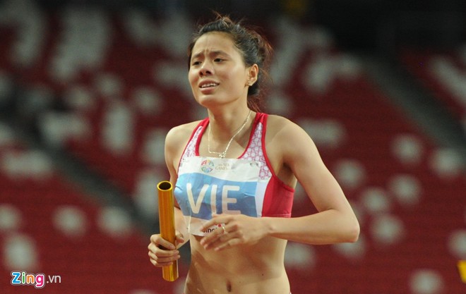 Ẩn sau dáng vẻ mệt mỏi của Nguyễn Thị Huyền là niềm hạnh phúc vô bờ. Đây là lần thứ 2 cô mang về HCV cho Đoàn thể thao Việt Nam tại SEA Games lần này.
