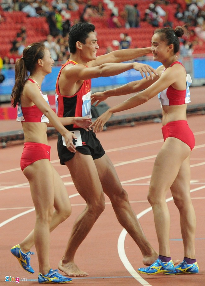 Quách Công Lịch chia vui cùng em gái Quách Thị Lan. Tại Đại hội năm nay, người cầm cờ cho Đoàn thể thao Việt Nam giành 1 HCB (400 m rào nam) và 1 HCĐ (4x400 m tiếp sức nam).