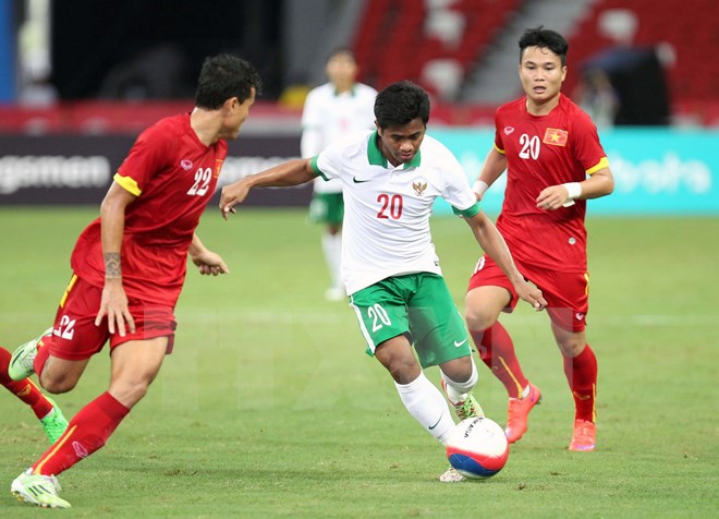 Các cầu thủ Indonesia (áo trắng) bị nghi bán độ ở trận gặp U23 Việt Nam. 