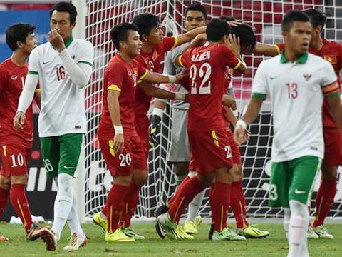 U23 Indonesia (áo trắng) bị nghi ngờ dàn xếp tỷ số ở trận thua U23 Việt Nam 0-5