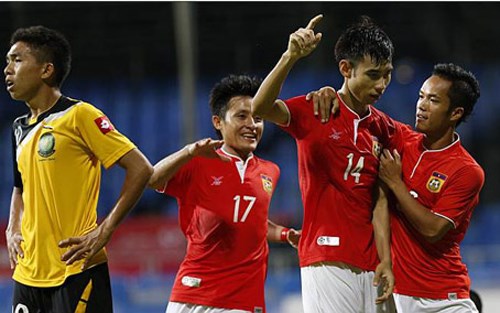 Các cầu thủ U23 Lào (áo đỏ) được cho là đã tham gia dàn xếp tỷ số trận thua U23 Malaysia