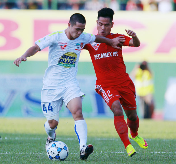 Với chiến thắng 4-1 trước Hoàng Anh Gia Lai (áo trắng), Bình Dương (áo đỏ) chiếm danh hiệu vô địch lượt đi V-League 2015.             Ảnh: NGUYÊN HUY