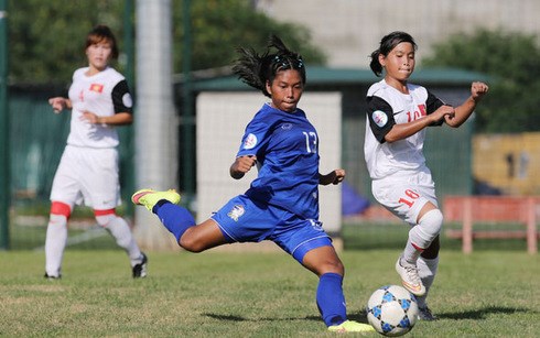 Cầu thủ Vạn Sự (phải) ghi bàn quyết định cho U14 nữ VN (Ảnh: VFF)