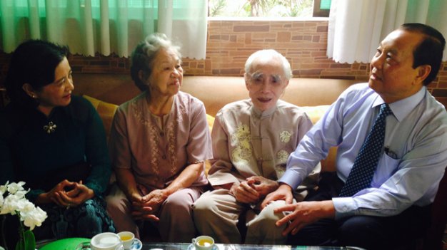 Bí thư Thành ủy TP.Hồ Chí Minh Lê Thanh Hải (phải) chúc tết gia đình NS Phan Huỳnh Điểu -