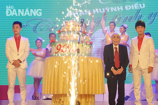 Đêm nhạc mừng nhạc sĩ Phan Huỳnh Điểu 90 tuổi mang chủ đề “Còn mãi tình yêu” diễn ra tại Nhà hát Trưng Vương được khán giả Đà Nẵng đón nhận. Ảnh: Minh Trí - Báo Đà Nẵng
