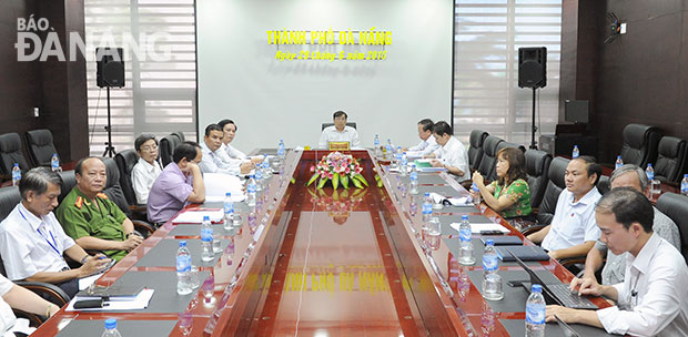 Chủ tịch UBND thành phố Huỳnh Đức Thơ chủ trì tại điểm cầu Đà Nẵng. 	              Ảnh: VĂN NỞ