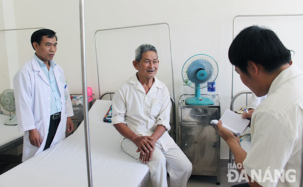 Nhiều người dân huyện Hòa Vang nhận thức đúng về lợi ích khi tham gia BHYT.  Trong ảnh: Bệnh nhân có BHYT điều trị tại Bệnh viện đa khoa Hòa Vang. 