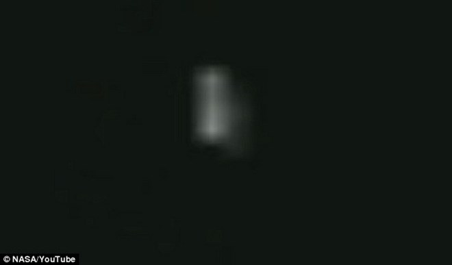 Những người theo thuyết âm mưu đã phóng to đoạn phim và khẳng định có hai vệt sáng xoay tròn rất có thể là tàu vũ trụ của người ngoài hành tinh đang rời Trái Đất. 