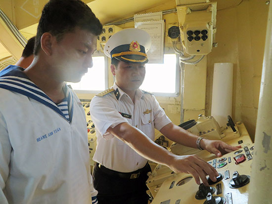 Thuyền trưởng Hà Sơn Quý huấn luyện cho chiến sĩ mới về tàu.		                                            Ảnh: VĂN NAM