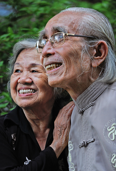 Nguyễn Á cho biết đây là một trong những bức ảnh yêu thích của anh khi chụp khoảnh khắc của vợ chồng nhạc sĩ Phan Huỳnh Điểu. Tuổi tác và thời gian dường như không chạm được vào tình yêu họ dành cho nhau.
