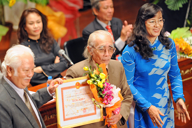 Nhạc sĩ Phan Huỳnh Điểu (giữa) nhận bằng khen trong một dịp Ủy ban Nhân Dân TP HCM tri ân những nhạc sĩ lão thành.  Sáng 29/6, nhạc sĩ Phan Huỳnh Điểu qua đời tại TP HCM, hưởng thọ 91 tuổi.