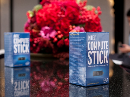 Intel Compute Stick được đóng gói khá đơn giản và gọn nhẹ.