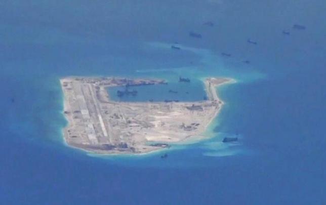 : Tàu nạo vét Trung Quốc tại vùng biển quanh Đá Chữ Thập thuộc vùng biển Trường Sa của Việt Nam được máy bay do thám P-8A Peseidon chụp lại, ảnh do Hải quân Mỹ cung cấp hôm 21-5-2015. Ảnh: Reuters